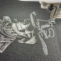 Skelett Cowboyhut Lichteffekt Stickdatei 24-26*15-16cm, JEF 20*17cm – Totenkopf Cowboy für schwarze Stoffe Bild 7