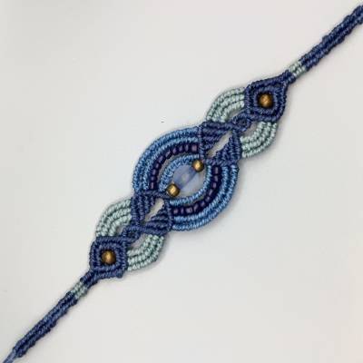 Makramee Armband in Blautönen mit einer satinierten Glasperle und bronzefarbenen Metallperlen
