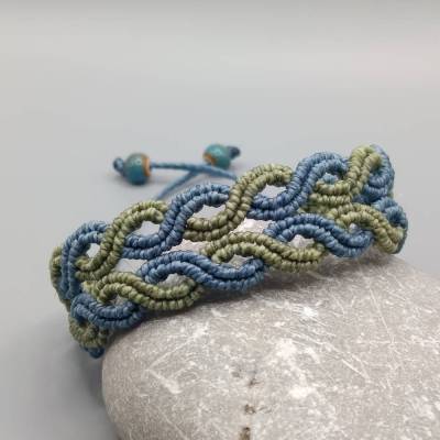 bezauberndes Makramee Armband in denimblau und olivgrün