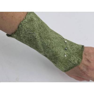 Armstulpen grün aus Wolle und Seide mit aufgenähten Perlen