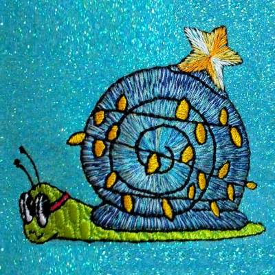 Weihnachts-Schnecke mit Lichterkette 10x10cm – Stickdatei für festliche DIY-Projekte & kreative Weihnachten