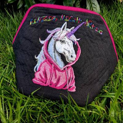 Einhorn cool Color Lichteffekt – 14x14 bzw. 15x15cm Magisches Stickmuster für schwarze Stoffe