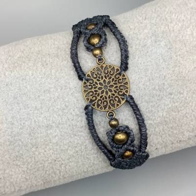 filigranes Makramee Armband in dunkelgrau mit bronzefarbenem Mandala und kleinen Metallperlen