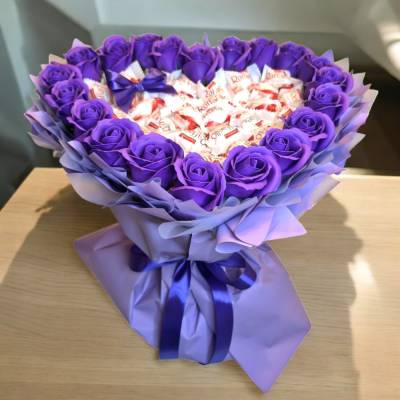 Essbarer Herz-Strauß mit Raffaello & lila Rosen – handgemachtes Pralinengeschenk