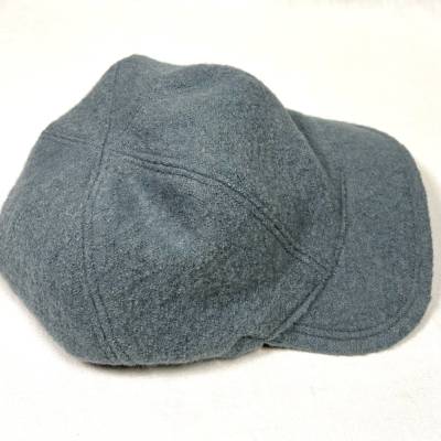 superweiche und warme Schirmmütze aus rauchblauer Schurwolle, kompl. gef. mit bunter Baumwolle, wendbar