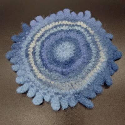 Großer gefilzter Untersetzer „Nordmeer“ in Jeanstönen