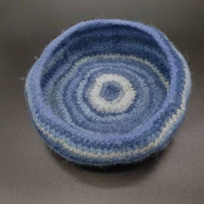 Große gefilzte Schale „Nordmeer“ in Jeanstönen