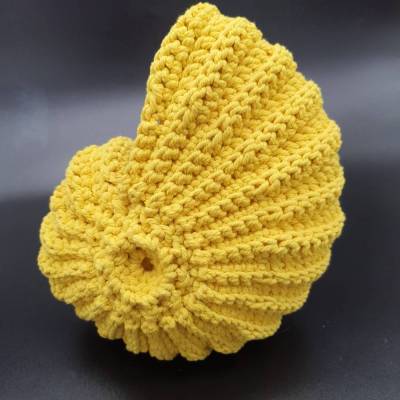 Großer Ammonit aus Baumwoll-Makrameegarn – maritime Deko & Lichtobjekt