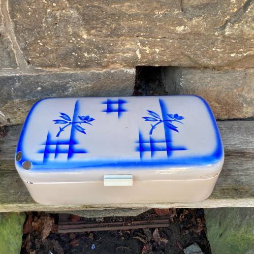 Art Deco Emaille Brotkasten Beige mit blauem Spritzdekor 1920er 30er Jahre
