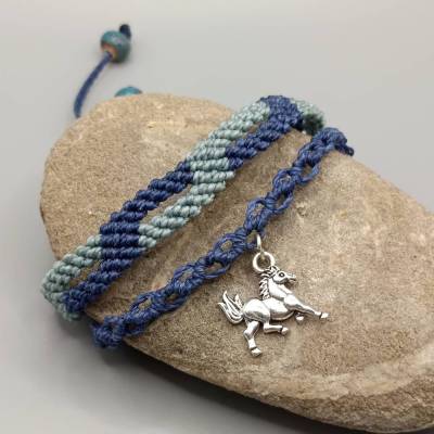 Makramee Armband 2in1 in Blautönen mit einerm silberfarbenen Anhänger Pferd