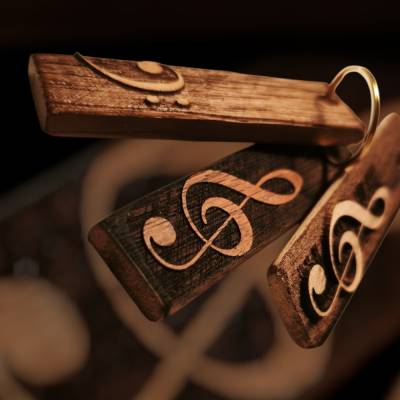 Schlüsselanhänger mit Musikzeichen aus altem Parkettholz – handgefertigt in Norddeutschland