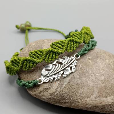 Makramee Armband 2in1 in grün mit einem silberfarbenen Blatt