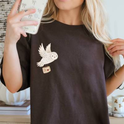 T-Shirt Schneeeule mit Brief BIOBAUMWOLLE Eule Waldtier süßes Tier Shirt - Geschenk Lesen Bücher - Shirt Wald Eulenprint