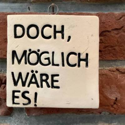 Handgefertigte Keramikkachel „Doch möglich wäre es“ – frostfeste Fliese 10x10cm mit Aufhängung
