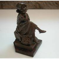 Die Mädchen Skulptur aus Bronze ist ca. 15 cm hoch plus Sockel aus Marmor mit ca. 1,5 cm. Die Figur ist signiert mit: M. Lindenberg. Bild 1