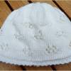 Babymütze für die Taufe, handgestrickt aus Baumwolle in weiß Bild 1