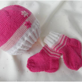 Frühchen-Set, Baby-Mütze Baby-Socken,  Babyset in weiß/rosa/pink.