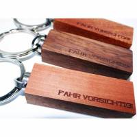 Schlüsselanhänger aus Holz "Fahr vorsichtig" mit Wunschtext auf Rückseite Bild 1