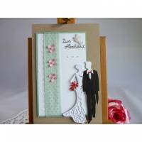 Edle Hochzeitskarte mit Brautpaar und Spitze, Taube, Perlen und Blüten Bild 1