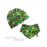 Babyset Mütze und Halstuch mit wilden Tieren auf grün Bild 1