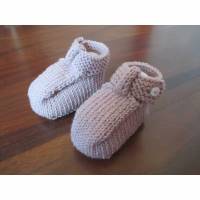 rosé Babyschuhe 0-3 Monate mit Riemchen und weißem Knopf aus Wolle von Hand gestrickt Bild 1