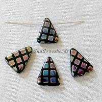 5 flache Glasperlen, dreieckig, schwarz glänzend mit bunten Quadraten Bild 1