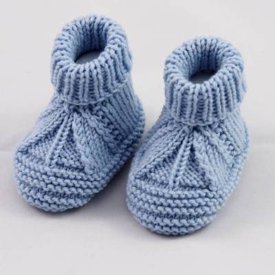 hellblaue Babyschuhe 3-6 Monate gestrickt aus Wolle