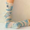 handgestrickte Socken, Strümpfe Gr. 42/43, Damensocken und Herrensocken in hellblau mit natur, Einzelpaar Bild 3