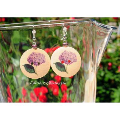 Knopfohrringe – Große Holzscheibe lila Hortensien