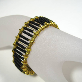 Armband elastisch schwarz matt und goldfarben Sicherheitsnadeln