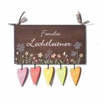 Türschild aus Holz für Familien mit Namen personalisiert. Holzschild mit Herzanhänger. Haustürschild Blumen handbemalt. Bild 1