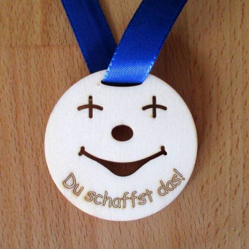 Glücksbringer-Medaille Smile "Du schaffst das!" aus Holz