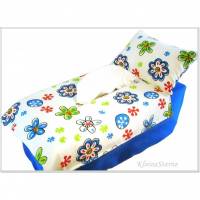 Blaues Bett mit Blumen  - Kosmetikboxbezug Bild 1
