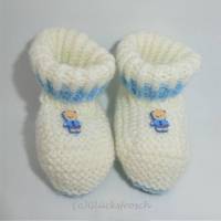 Babyschuhe, weiß mit hellblau und kleinem Teddybär, Fußlänge 9 cm, die Schuhsohlen sind hellblau, kuschelweiche Babywolle Bild 1