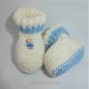Babyschuhe, weiß mit hellblau und kleinem Teddybär, Fußlänge 9 cm, die Schuhsohlen sind hellblau, kuschelweiche Babywolle Bild 2