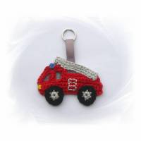 Feuerwehr Schlüsselanhänger, gehäkeltes Feuerwehrauto Anhänger für Kindergartentasche Bild 1