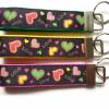 Schlüsselanhänger Schlüsselband Anhänger "Love" in schwarz mit Herzen in gelb, pink, grün Bild 7