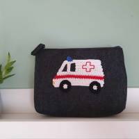kleine Filztasche als Erste Hilfe Tasche mit gehäkelter Krankenwagen Applikation, Täschchen Bild 1