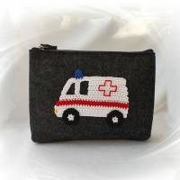 kleine Filztasche als Erste Hilfe Tasche mit gehäkelter Krankenwagen Applikation, Täschchen Bild 2