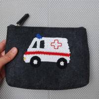 kleine Filztasche als Erste Hilfe Tasche mit gehäkelter Krankenwagen Applikation, Täschchen Bild 3