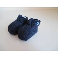 dunkelblaue Babyschuhe 0-3 Monate mit Riemchen aus Wolle gestrickt Bild 1