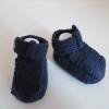 dunkelblaue Babyschuhe 0-3 Monate mit Riemchen aus Wolle gestrickt Bild 2