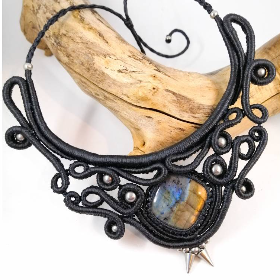 Makramee Collier mit Labradorit und Edelstahl in Nachtblau