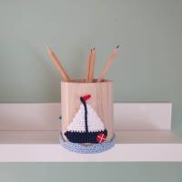maritimer Stiftehalter für Kinder, umhäkelte Holzdose als Utensilo mit Segelboot Bild 1