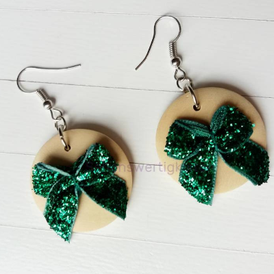 Ohrringe mit Glitzerschleife, Ohrhaken, dunkelgrün, grün, Ohrringe, Ohrhaken, Ohrhänger, Holzohrringe, Holzschmuck, Glitzer