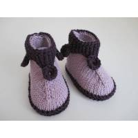 Rose und violett gemusterte Babyschuhe 0-3 Monate gestrickt Modell Kobold Bild 1
