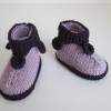 Rose und violett gemusterte Babyschuhe 0-3 Monate gestrickt Modell Kobold Bild 3