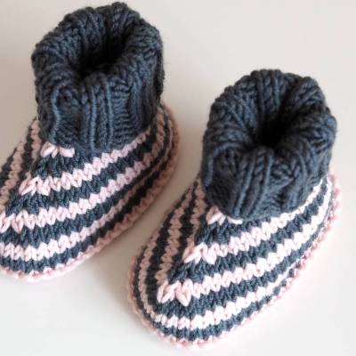 grau gestreifte Babyschuhe 0-3 Monate gestrickt aus Wolle
