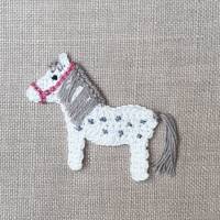 Kleine Schimmel-Pferde Applikation mit wählbarem Halfter - handgefertigte Pony Häkelapplikation Bild 1