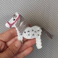 Kleine Schimmel-Pferde Applikation mit wählbarem Halfter - handgefertigte Pony Häkelapplikation Bild 6